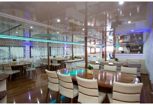 El Restaurante con sus grandes ventanales panorámicos